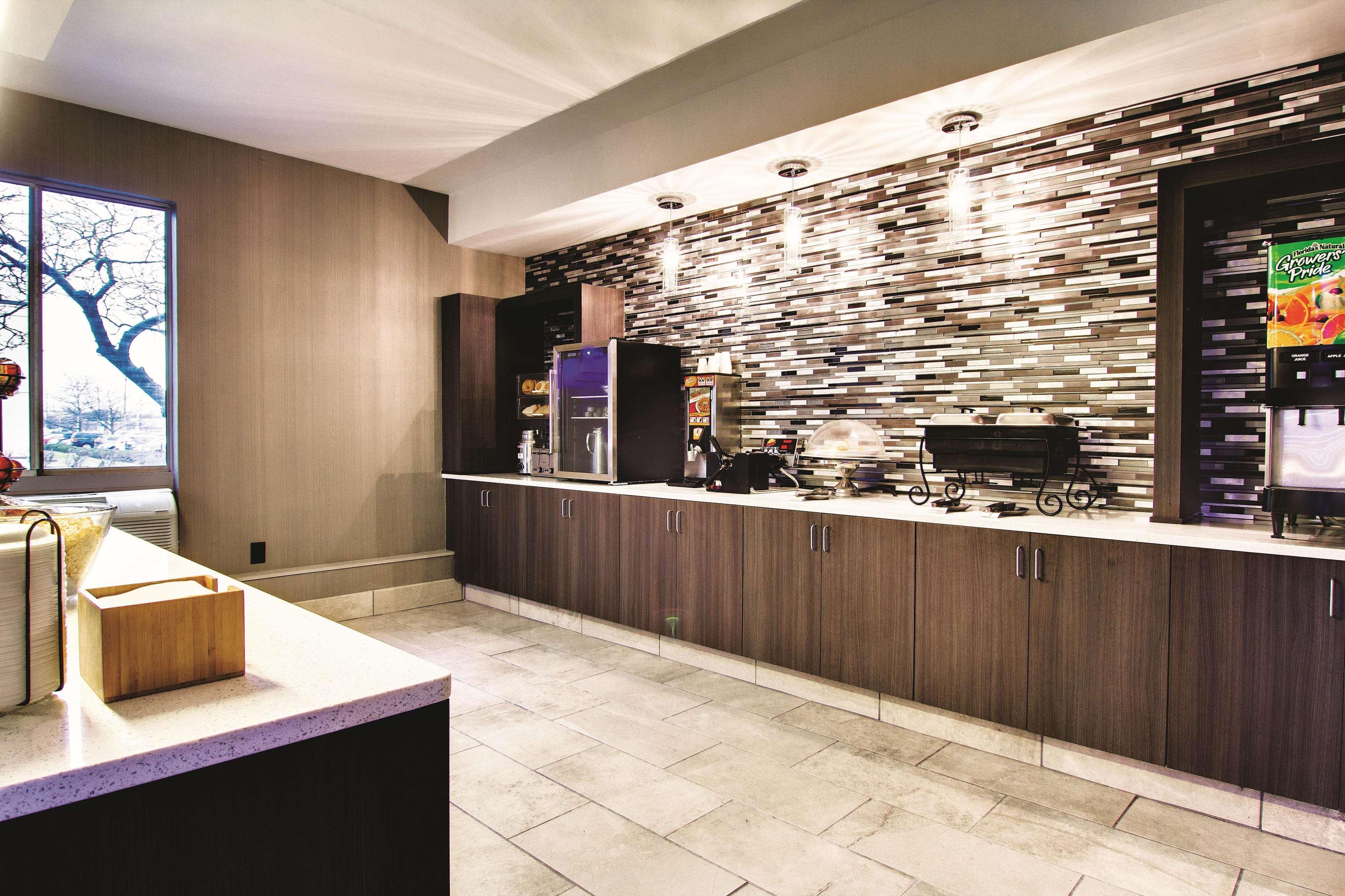 La Quinta By Wyndham Cleveland Airport West Hotell North Olmsted Exteriör bild