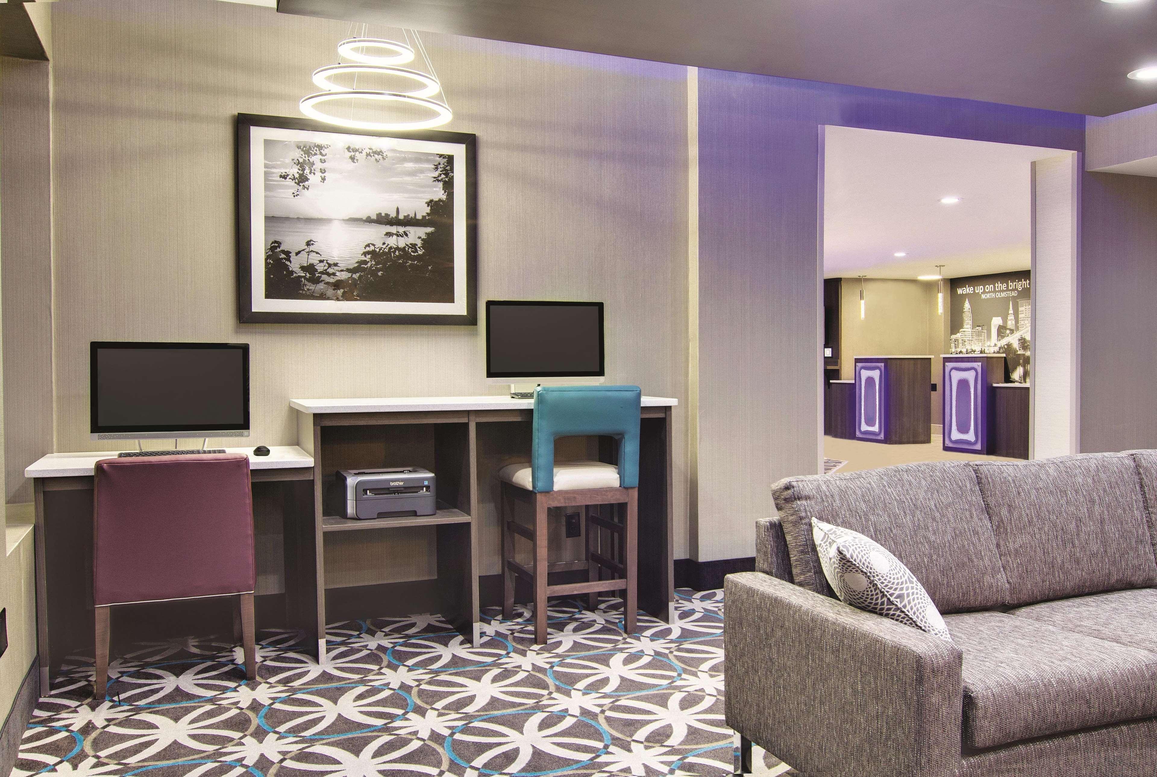 La Quinta By Wyndham Cleveland Airport West Hotell North Olmsted Exteriör bild