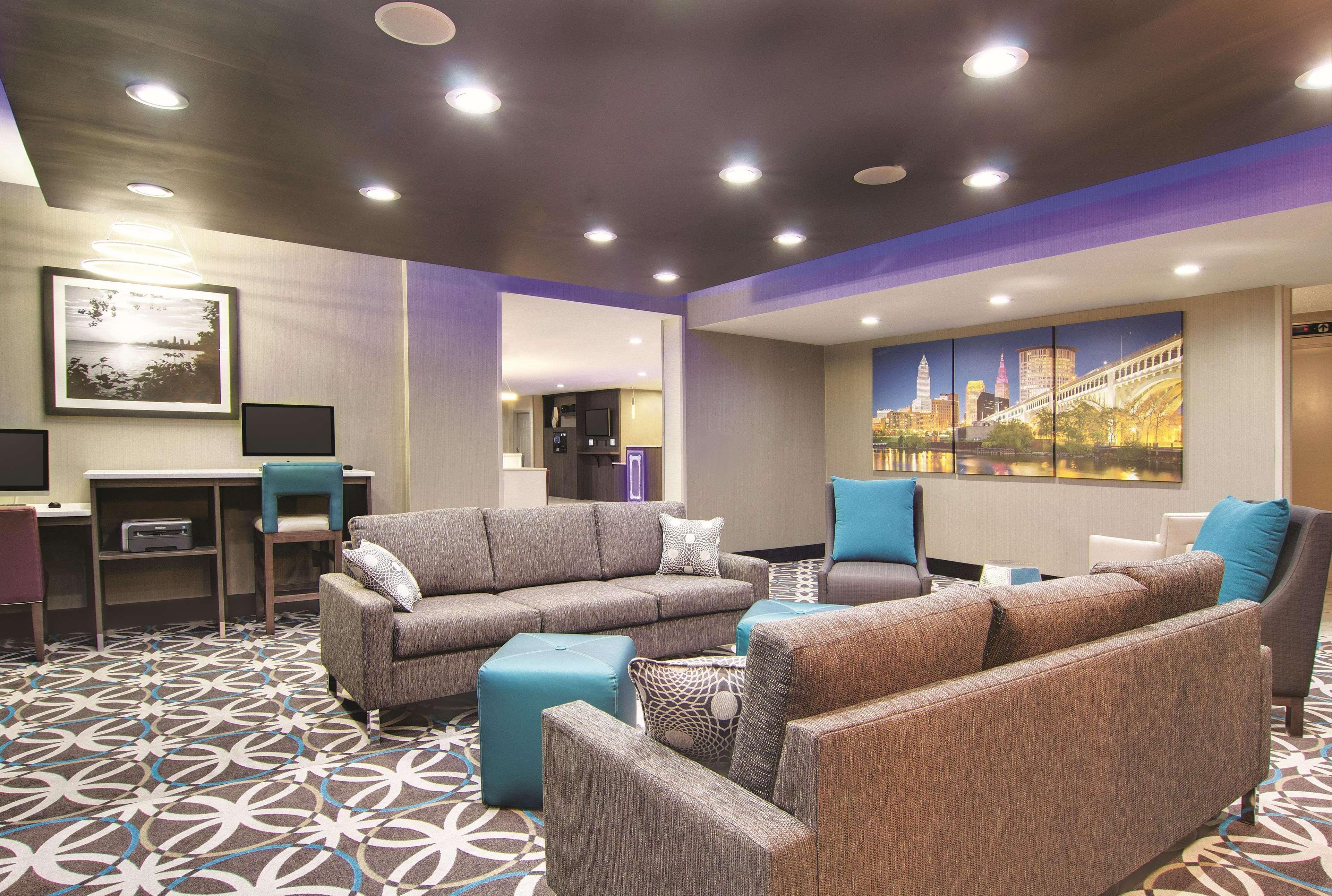 La Quinta By Wyndham Cleveland Airport West Hotell North Olmsted Exteriör bild