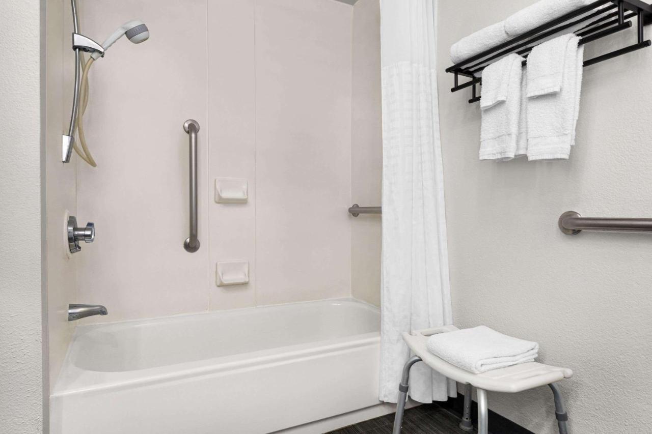 La Quinta By Wyndham Cleveland Airport West Hotell North Olmsted Exteriör bild
