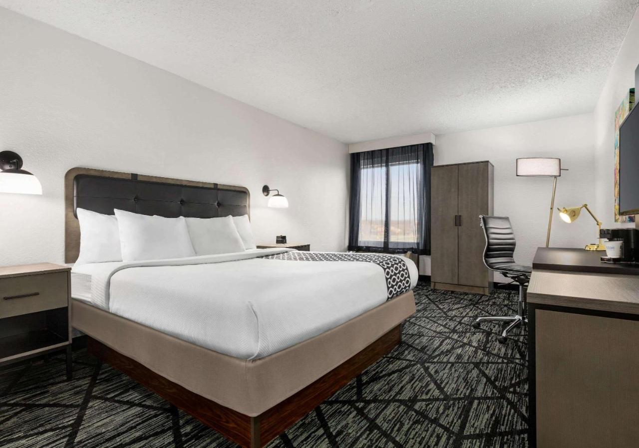 La Quinta By Wyndham Cleveland Airport West Hotell North Olmsted Exteriör bild
