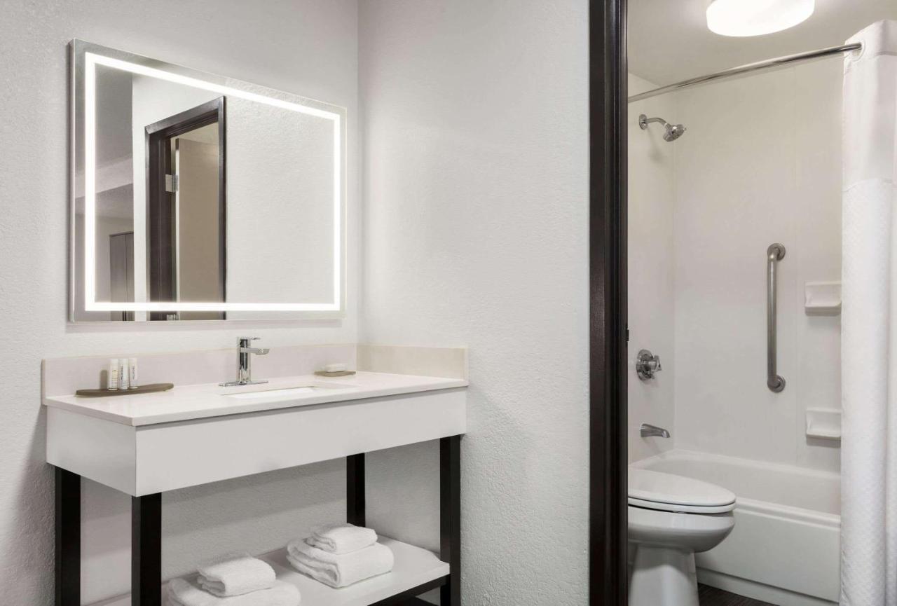 La Quinta By Wyndham Cleveland Airport West Hotell North Olmsted Exteriör bild