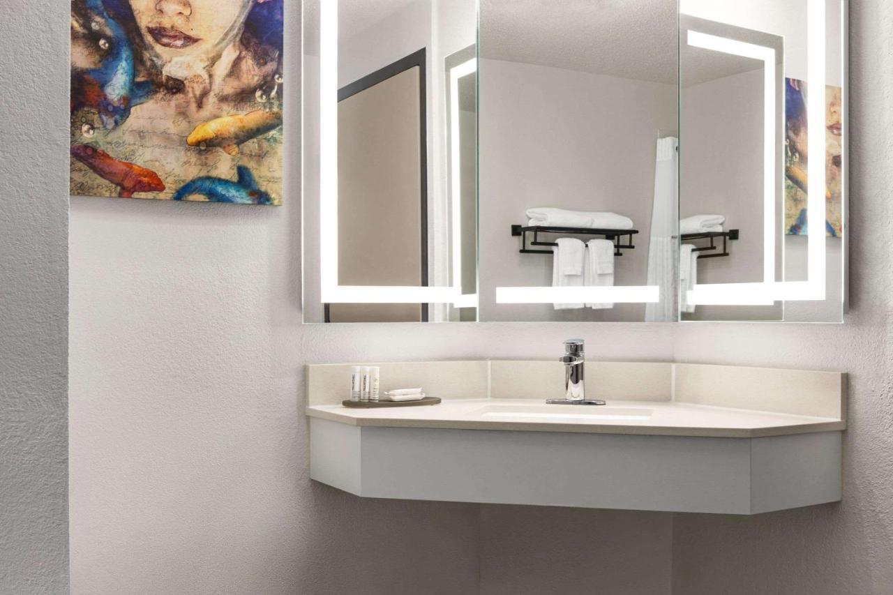 La Quinta By Wyndham Cleveland Airport West Hotell North Olmsted Exteriör bild
