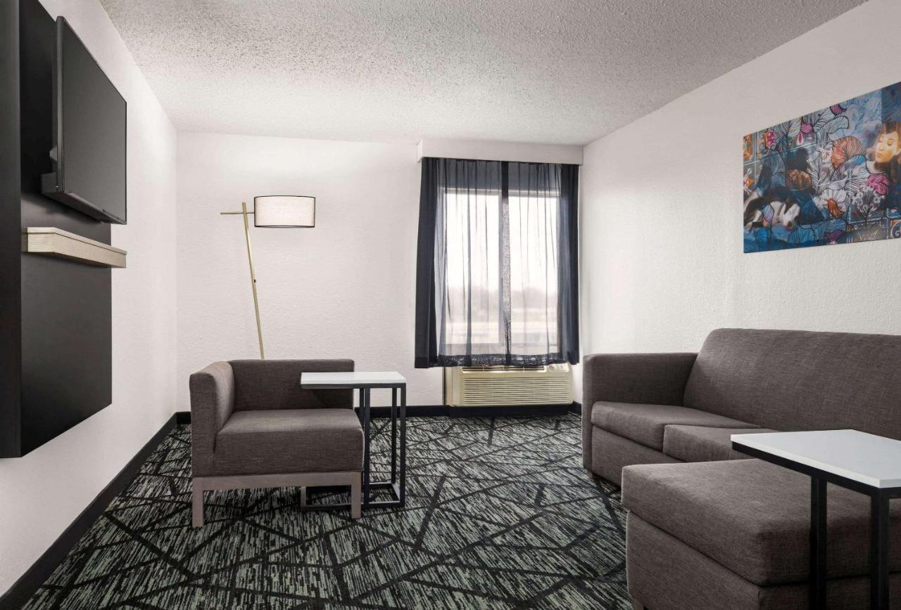 La Quinta By Wyndham Cleveland Airport West Hotell North Olmsted Exteriör bild