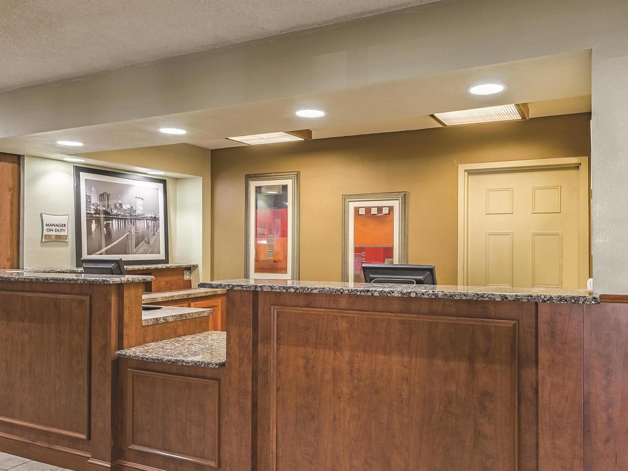 La Quinta By Wyndham Cleveland Airport West Hotell North Olmsted Exteriör bild