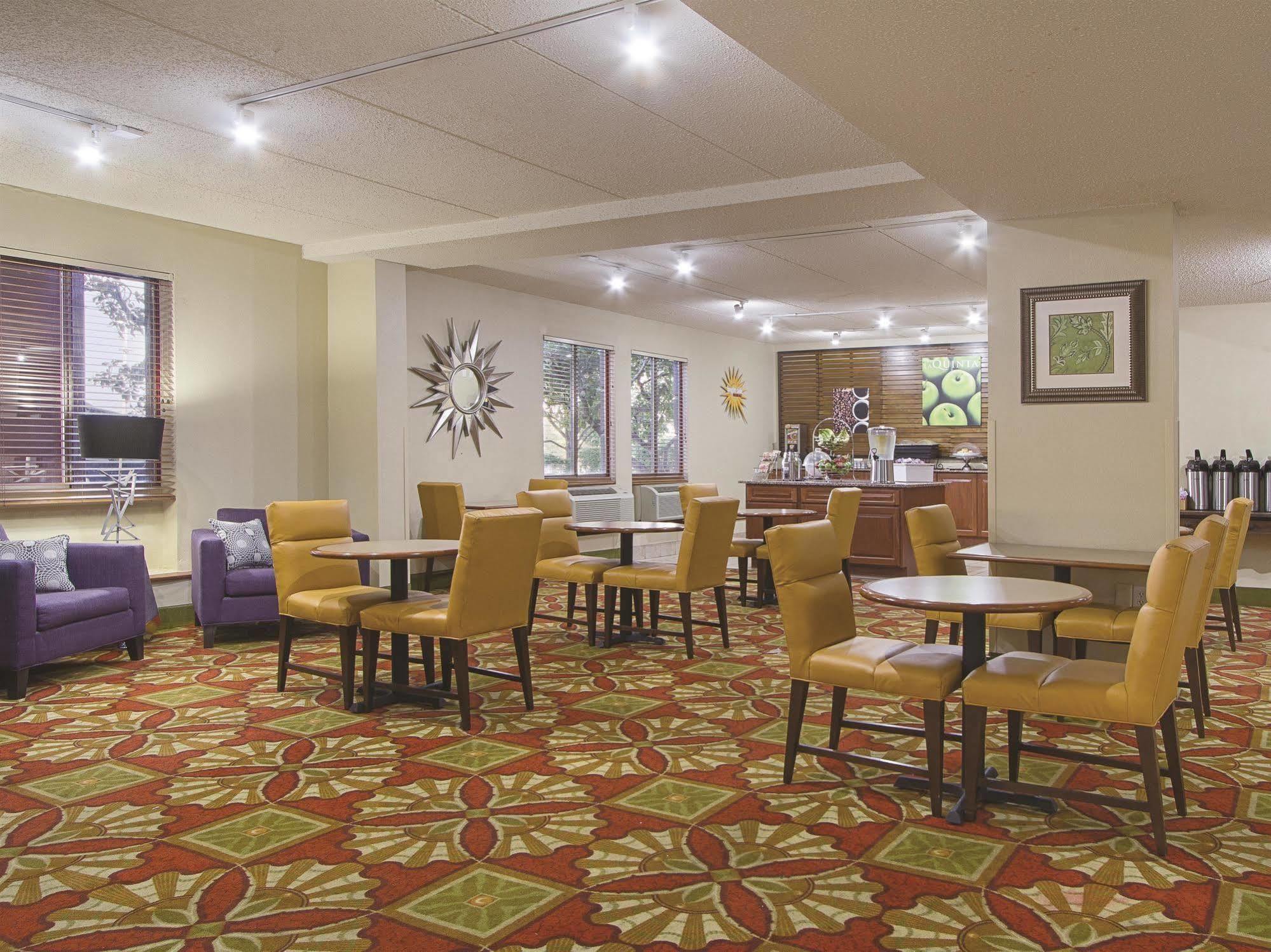 La Quinta By Wyndham Cleveland Airport West Hotell North Olmsted Exteriör bild