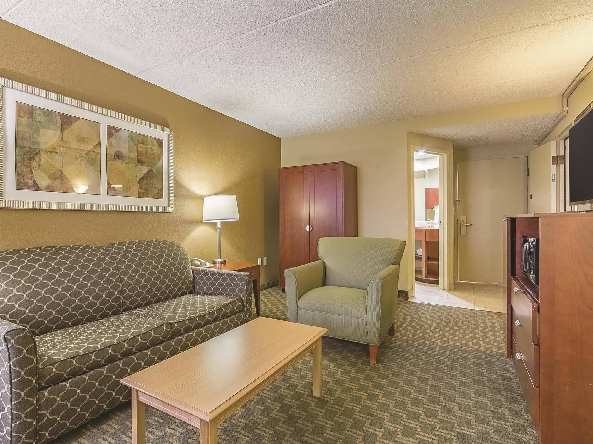 La Quinta By Wyndham Cleveland Airport West Hotell North Olmsted Exteriör bild
